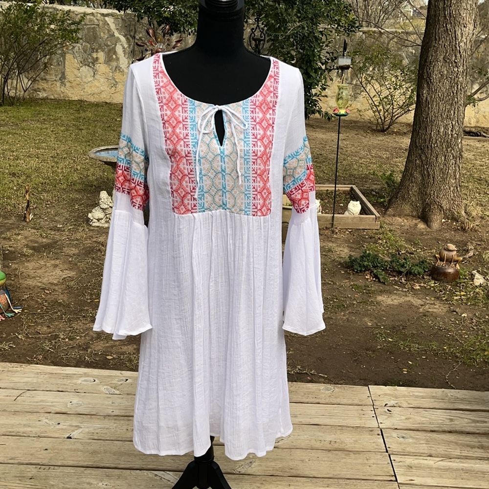 Nina Leonard W. white dress embroidered stitching on front & flared sleeves. M
